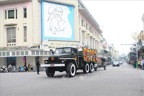 Đoàn xe đưa linh cữu nguyên Chủ tịch nước, Đại tướng Lê Đức Anh đi qua tuyến phố Tràng Tiền - Hàng Khay (Hà Nội). Ảnh: Thanh Tùng-TTXVN