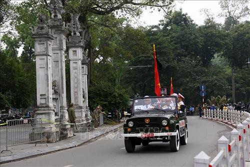 Đoàn xe tang nguyên Chủ tịch nước, Đại tướng Lê Đức Anh đi qua đường Thanh Niên. Ảnh: Huy Hùng - TTXVN