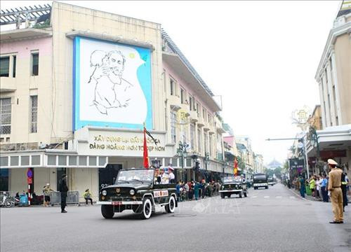 Đoàn xe đưa linh cữu nguyên Chủ tịch nước, Đại tướng Lê Đức Anh đi qua tuyến phố Tràng Tiền - Hàng Khay (Hà Nội). Ảnh: Thanh Tùng-TTXVN