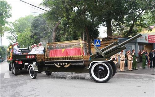 Đoàn xe đưa linh cữu nguyên Chủ tịch nước, Đại tướng Lê Đức Anh rời Nhà tang lễ Quốc gia. Ảnh: Doãn Tấn - TTXVN