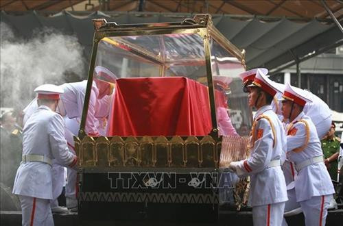 Đội nghi lễ Quân đội quàn linh cữu nguyên Chủ tịch nước, Đại tướng Lê Đức Anh trên linh xa. Ảnh: Thống Nhất – TTXVN