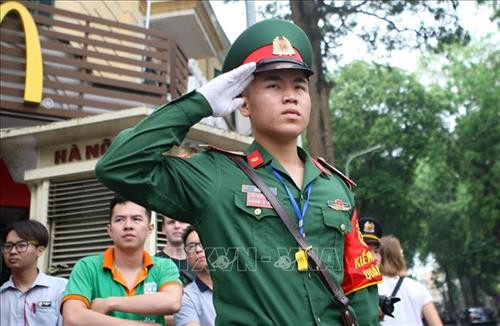 Chiến sỹ quân đội nhân dân Việt Nam kính chào nguyên Chủ tịch nước, Đại tướng Lê Đức Anh lần cuối. Ảnh: Thanh Tùng-TTXVN