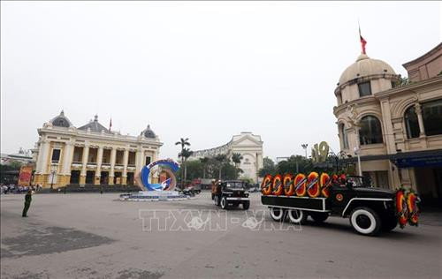 Đoàn xe đưa linh cữu Đại tướng Lê Đức Anh di chuyển qua Quảng trường Cách mạng Tháng 8 (Hà Nội). Ảnh: Danh Lam – TTXVN