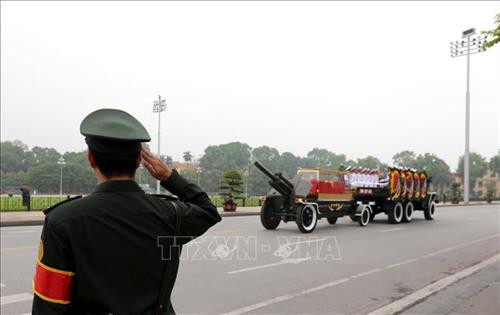 Đoàn xe đưa linh cữu nguyên Chủ tịch nước, Đại tướng Lê Đức Anh đi qua tuyến đường Độc Lập, Hà Nội. Ảnh: TTXVN
