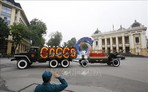 Đoàn xe đưa linh cữu Đại tướng Lê Đức Anh di chuyển qua Quảng trường Cách mạng Tháng 8 (Hà Nội). Ảnh: Danh Lam – TTXVN