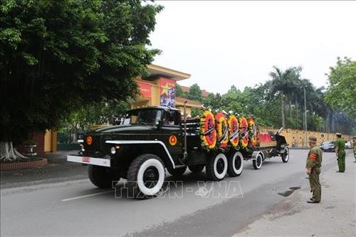 Đoàn xe tang nguyên Chủ tịch nước, Đại tướng Lê Đức Anh đi qua đường Nguyễn Tri Phương cổng Bộ Quốc phòng (ảnh chụp lúc 11 giờ 40 phút). Ảnh: Thành Đạt - TTXVN