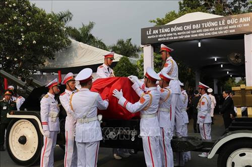 Linh cữu nguyên Chủ tịch nước, Đại tướng Lê Đức Anh được đưa vào vị trí an táng. Ảnh: TTXVN