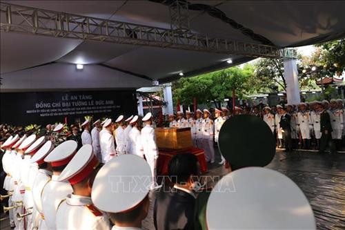 Linh cữu nguyên Chủ tịch nước, Đại tướng Lê Đức Anh được đưa vào vị trí an táng. Ảnh: TTXVN