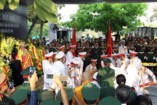 Đội tiêu binh đưa linh cữu nguyên Chủ tịch nước, Đại tướng Lê Đức Anh xuống huyệt mộ. Ảnh: Thông Hải - TTXVN