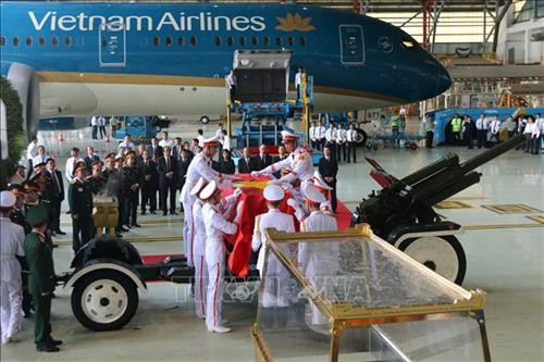 Linh cữu nguyên Chủ tịch nước, Đại tướng Lê Đức Anh được chuyển từ máy bay xuống xe tang tại sân bay quốc tế Tân Sơn Nhất (TP Hồ Chí Minh). Ảnh: Thanh Vũ - TTXVN