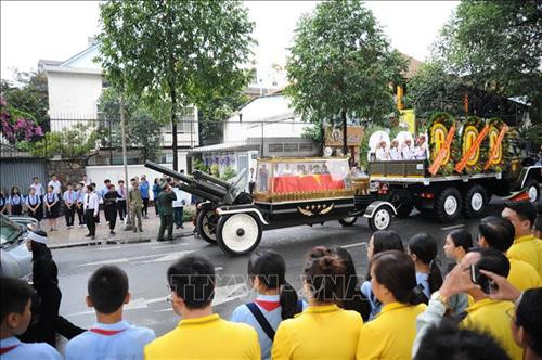 Đoàn xe tang chở linh cữu đi qua nhà riêng của nguyên Chủ tịch nước, Đại tướng Lê Đức Anh ở số 240 Pasteur, phường 6, Quận 3. Ảnh: An Hiếu - TTXVN