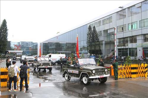 Đoàn xe tang chở linh cữu nguyên Chủ tịch nước, Đại tướng Lê Đức Anh rời sân bay quốc tế Tân Sơn Nhất, di chuyển trên các tuyến đường trên hành trình về Nghĩa trang TP Hồ Chí Minh. Ảnh: Thanh Vũ - TTXVN