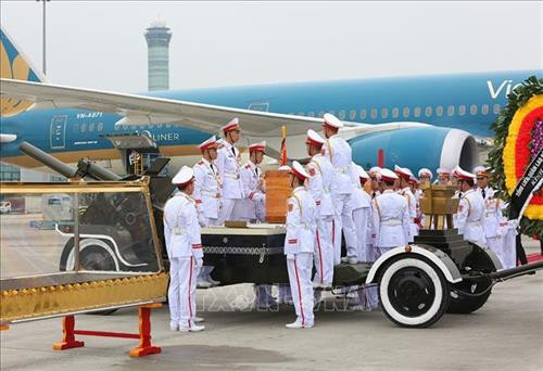 Linh cữu nguyên Chủ tịch nước, Đại tướng Lê Đức Anh được đưa lên máy bay. Ảnh: Dương Giang – TTXVN