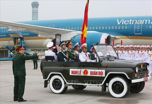 Xe rước di ảnh nguyên Chủ tịch nước, Đại tướng Lê Đức Anh đến Sân bay Quốc tế Nội Bài. Ảnh: Dương Giang – TTXVN