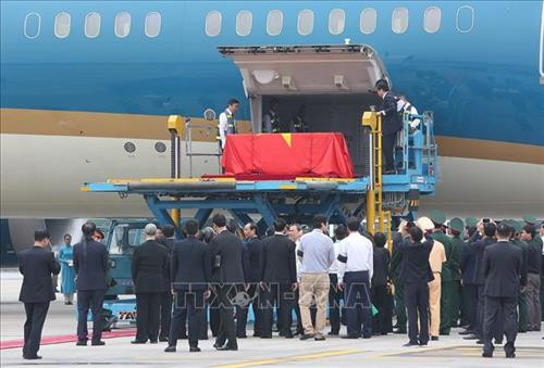 Linh cữu nguyên Chủ tịch nước, Đại tướng Lê Đức Anh được đưa lên máy bay. Ảnh: Dương Giang – TTXVN