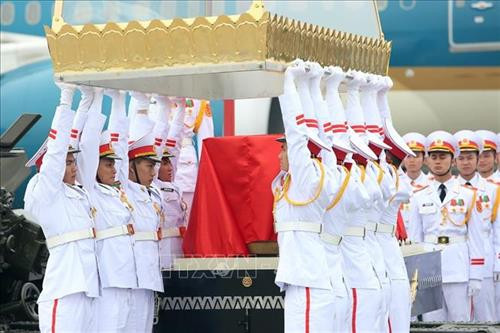 Linh cữu nguyên Chủ tịch nước, Đại tướng Lê Đức Anh được đưa lên máy bay. Ảnh: Dương Giang – TTXVN