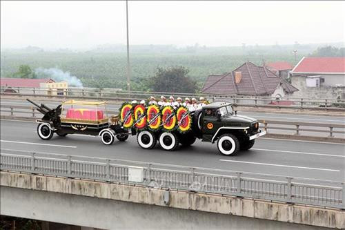 Đoàn xe đưa linh cữu nguyên Chủ tịch nước, Đại tướng Lê Đức Anh di chuyển trên cầu Nhật Tân ra sân bay Quốc tế Nội Bài. Ảnh: Quang Quyết -TTXVN