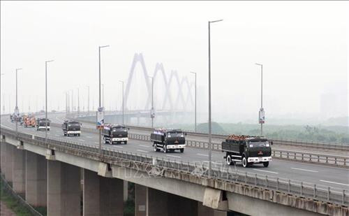 Đoàn xe đưa linh cữu nguyên Chủ tịch nước, Đại tướng Lê Đức Anh di chuyển trên cầu Nhật Tân ra sân bay Quốc tế Nội Bài. Ảnh: Quang Quyết -TTXVN