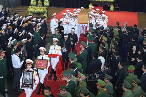 Nghi thức tiễn đưa linh cữu nguyên Chủ tịch nước, Đại tướng Lê Đức Anh rời Nhà tang lễ Quốc gia. Ảnh: TTXVN