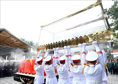 Đội nghi lễ Quân đội quàn linh cữu nguyên Chủ tịch nước, Đại tướng Lê Đức Anh trên linh xa. Ảnh: Thống Nhất – TTXVN