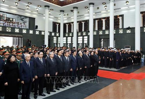 Các đồng chí lãnh đạo Đảng và Nhà nước, nguyên lãnh đạo Đảng và Nhà nước cùng các đại biểu và gia quyến nguyên Chủ tịch nước, Đại tướng Lê Đức Anh dự Lễ truy điệu. Ảnh: Thống Nhất – TTXVN