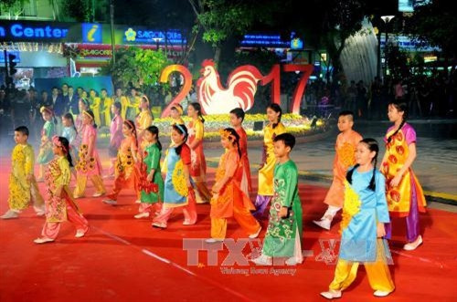 Các em thiếu nhi Thành phố trình diễn trang phục áo dài truyền thống tại Lễ khai mạc Đường hoa Nguyễn Huệ Xuân Đinh Dậu 2017. Ảnh: An Hiếu - TTXVN