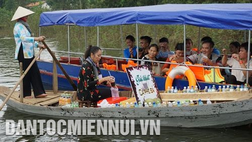 Du khách hào hứng được hòa mình thưởng thức nét văn hóa độc đáo ở Chợ nổi Cái Răng