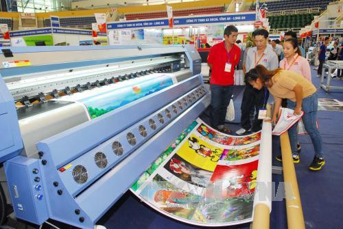 Khách tham quan các gian hàng trưng bày về máy móc thiết bị ngành in. Ảnh: Mạnh Linh-TTXVN