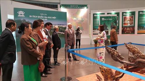 Khách tham quan triển lãm "Di tích quốc gia đặc biệt ở Hà Nội". Ảnh: Đinh Thuận - TTXVN Khách tham quan triển lãm "Di tích quốc gia đặc biệt ở Hà Nội". Ảnh: Đinh Thuận - TTXVN