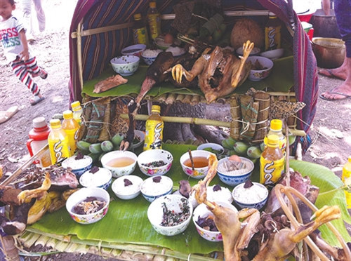 Nhà sàn tre, nơi bày các lễ vật.