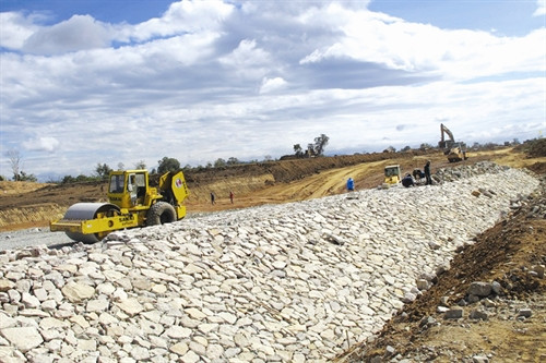 Thi công công trình thủy lợi Ia Mơ (Gia Lai) Việc xây dựng và gìn giữ bản sắc văn hóa dân tộc trên địa bàn tỉnh Gia Lai đã góp phần không nhỏ vào việc xây dựng và phát triển văn hóa Việt Nam tiên tiến, đậm đà bản sắc dân tộc Công tác giáo dục trong các trường phổ thông dân tộc nội trú tỉnh và huyện thời gian qua đã có bước chuyển biến tích cực, góp phần đắc lực trong việc đào tạo nguồn cán bộ cho địa phương Tỉnh Gia Lai chú trọng bảo tồn và phát triển nghề dệt thổ cẩm truyền thống Cao su - cây xóa đói giảm nghèo bền vững của đồng bào các dân tộc ở tỉnh Gia Lai Giờ học hướng nghiệp cắt may của học sinh Trường Trung học Phổ thông Dân tộc nội trú Đông Gia Lai Đồng bào dân tộc ở nhiều buôn làng vùng sâu của tỉnh Gia Lai giờ đã được sử dụng nước sinh hoạt hợp vệ sinh Thi công công trình thủy lợi Ia Mơ (Gia Lai) Việc xây dựng và gìn giữ bản sắc văn hóa dân tộc trên địa bàn tỉnh Gia Lai đã góp phần không nhỏ vào việc xây dựng và phát triển văn hóa Việt Nam tiên tiến, đậm đà bản sắc dân tộc Công tác giáo dục trong các trường phổ thông dân tộc nội trú tỉnh và huyện thời gian qua đã có bước chuyển biến tích cực, góp phần đắc lực trong việc đào tạo nguồn cán bộ cho địa phương Tỉnh Gia Lai chú trọng bảo tồn và phát triển nghề dệt thổ cẩm truyền thống Cao su - cây xóa đói giảm nghèo bền vững của đồng bào các dân tộc ở tỉnh Gia Lai Giờ học hướng nghiệp cắt may của học sinh Trường Trung học Phổ thông Dân tộc nội trú Đông Gia Lai Đồng bào dân tộc ở nhiều buôn làng vùng sâu của tỉnh Gia Lai giờ đã được sử dụng nước sinh hoạt hợp vệ sinh