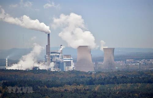 Khí thải bốc lên từ nhà máy ở Saint-Avold, miền đông Pháp ngày 31/10/2018. Ảnh: AFP-TTXVN Khí thải bốc lên từ nhà máy ở Saint-Avold, miền đông Pháp ngày 31/10/2018. Ảnh: AFP-TTXVN