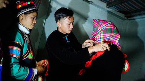 Nhà trai mổ lợn, chuẩn bị mang 100kg thịt đến nhà gái - Ảnh: Ngọc Bằng Bên nhà trai chuẩn bị cơm nước - Ảnh: Ngọc Bằng Nhà trai đưa đồ lễ gồm 6 người mang rượu thịt để nhà gái tổ chức lễ cưới mời anh em họ hàng trong làng tới dự đám cưới - Ảnh: Ngọc Bằng Phong tục té nước của nhà gái vào đoàn nhà trai với mong muốn hai vợ chồng hạnh phúc - Ảnh: Ngọc Bằng Nhà trai bàn giao rượu và thịt lợn cho nhà gái - Ảnh: Ngọc Bằng Ngày thứ hai, đoàn nhà trai mang lễ vật đến và dự cưới bên nhà gái - Ảnh: Ngọc Bằng Đoàn nhà gái té nước làm lễ cho nhà trai - Ảnh: Ngọc Bằng Họ hàng ăn uống vui vẻ - Ảnh: Ngọc Bằng Giao lễ vật - Ảnh: Ngọc Bằng Thầy cúng làm lễ - Ảnh: Ngọc Bằng Chuẩn bị trang phục cho cô dâu - Ảnh: Ngọc Bằng Cô dâu được bế lên ngựa để về nhà trai - Ảnh: Ngọc Bằng Chú rể quỳ làm lễ khi hai vợ chồng về nhà trai - Ảnh: Ngọc Bằng Chú rể cởi khăn bịt mặt cho cô dâu - Ảnh: Ngọc Bằng Đám cưới tổ chức tại nhà trai rất vui vẻ - Ảnh: Ngọc Bằng