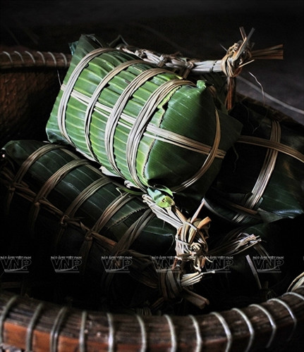 Bánh được gói xong xếp gọn gàng.