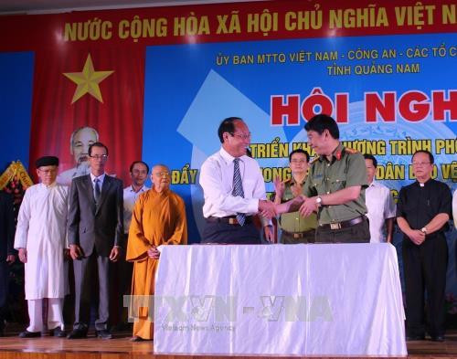 Ký kết phong trào toàn dân bảo vệ an ninh Tổ quốc trong đồng bào tôn giáo. Ảnh: Đoàn Hữu Trung – TTXVN Ký kết phong trào toàn dân bảo vệ an ninh Tổ quốc trong đồng bào tôn giáo. Ảnh: Đoàn Hữu Trung – TTXVN