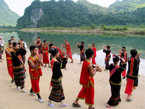 Người Khùa trong lễ mở cửa rừng. Người Khùa trong lễ mở cửa rừng.