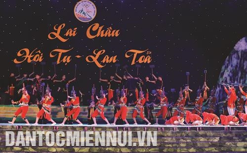 Đêm khai mạc ngày hội diễn ra với nhiều tiết mục dân gian, dân vũ đặc sắc
