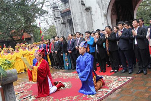 Chủ tịch Quốc hội Nguyễn Thị Kim Ngân, các đồng chí lãnh đạo Đảng, Nhà nước cùng các đại biểu dâng hương và trình tấu chúc văn tưởng nhớ Anh hùng dân tộc Triệu Thị Trinh. Ảnh: Hoa Mai - TTXVN Chủ tịch Quốc hội Nguyễn Thị Kim Ngân, các đồng chí lãnh đạo Đảng, Nhà nước cùng các đại biểu dâng hương và trình tấu chúc văn tưởng nhớ Anh hùng dân tộc Triệu Thị Trinh. Ảnh: Hoa Mai - TTXVN