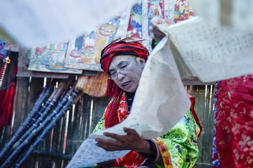 Những người được cấp sắc 12 đèn phải trải qua một quá trình tự học, rèn luyện, thông thạo các nghi lễ cũng như các bài cúng ghi trong sách Nôm Dao. Ảnh: laodong.vn