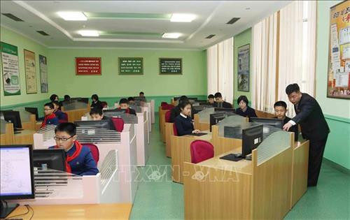 Thủ đô Bình Nhưỡng ngày nay mang một dáng vẻ hiện đại. Ảnh: Phương Hoa – TTXVN Những ngôi nhà cao tầng được sơn nhiều màu sắc mang dáng vẻ hiện đại cho Thủ đô Bình Nhưỡng. Ảnh: Phương Hoa- TTXVN Toàn cảnh thành phố Bình Nhưỡng nhìn từ trên cao. Ảnh: Phương Hoa – TTXVN Tiết mục hòa nhạc của Dàn nhạc Công Huân quốc gia Triều Tiên. Ảnh: Phương Hoa – TTXVN Đúng dịp sinh nhật của Chủ tịch Kim Nhật Thành, Triển lãm hoa được tổ chức tại Thủ đô Bình Nhưỡng. Ảnh: Phương Hoa – TTXVN Một gia đình Triều Tiên tham quan Triển lãm hoa Kim Nhật Thành. Ảnh: Phương Hoa – TTXVN Phụ nữ Triều Tiên mặc trang phục truyền thống vào xem Triển lãm hoa Kim Nhật Thành. Ảnh: Phương Hoa – TTXVN Người dân Triều Tiên xếp hàng vào xem Triển lãm hoa Kim Nhật Thành. Ảnh: Phương Hoa – TTXVN Một ngôi nhà truyền thống bên cạnh những công trình hiện đại. Ảnh: Phương Hoa – TTXVN Người dân và thiếu niên Triều Tiên đến vui chơi ở công viên. Ảnh: Phương Hoa – TTXVN Ngày cuối tuần, người dân Triều Tiên đến vui chơi ở các công viên nổi tiếng. Ảnh: Phương Hoa – TTXVN Một gian hàng dược phẩm ở Bình Nhưỡng. Ảnh: Phương Hoa – TTXVN Học sinh học môn thể thao yêu thích ở trường học. Ảnh: Phương Hoa – TTXVN Lớp học âm nhạc của học sinh Triều Tiên. Ảnh: Phương Hoa – TTXVN Lớp dạy lập trình tại Cung Học sinh Thiếu niên Vạn Cảnh Đài. Ảnh: Phương Hoa – TTXVN Triều Tiên rất chú trọng đến việc phát triển toàn diện con người, học sinh được tham gia các lớp học nghệ thuật. Ảnh: Phương Hoa- TTXVN Học sinh Triều Tiên học viết thư pháp. Ảnh: Phương Hoa – TTXVN Một cặp vợ chồng sắp cưới chụp ảnh trước Bảo tàng Chiến thắng Chiến tranh Giải phóng Tổ quốc. Ảnh: Phương Hoa – TTXVN Người dân xếp hàng trật tự lên phương tiện giao thông công cộng. Ảnh: Phương Hoa- TTXVN Cung Thái Dương Kumsusan-nơi an nghỉ của Chủ tịch Kim Nhật Thành và Kim Jong - Il. Ảnh: Phương Hoa – TTXVN Nhà ga trung tâm ở Thủ đô Bình Nhưỡng. Ảnh: Phương Hoa – TTXVN Tòa nhà Quốc hội ở Thủ đô Bình Nhưỡng. Ảnh: Phương Hoa – TTXVN Ngoài phương tiện giao thông công cộng, người dân Bình Nhưỡng thường xuyên sử dụng xe đạp. Ảnh: Phương Hoa – TTXVN Hoa nở trên đường phố cùng với những ngôi nhà cao tầng mang nhiều màu sắc rực rỡ. Ảnh: Phương Hoa – TTXVN Tượng "Vạn Lý Mã" - bức tượng nổi tiếng ở Bình Nhưỡng. Ảnh: Phương Hoa – TTXVN Những dãy phố với công trình kiến trúc hiện đại được xây dựng ở Bình Nhưỡng. Ảnh: Phương Hoa – TTXVN Nhiều chung cư cao tầng được xây dựng phục vụ chỗ ở cho người dân ở Thủ đô Bình Nhưỡng. Ảnh: Phương Hoa – TTXVN Khải Hoàn Môn - một công trình nổi tiếng ở Bình Nhưỡng. Ảnh: Phương Hoa – TTXVN Tháp Chủ thể cao 170 m là Tượng đài về học thuyết tự lực tự cường ở Triều Tiên. Ảnh: Phương Hoa – TTXVN Một công trình kiến trúc truyền thống của Triều Tiên tại Thủ đô Bình Nhưỡng. Ảnh: Phương Hoa – TTXVN Quảng trường Kim Nhật Thành, nơi tổ chức các sự kiện lớn của Triều Tiên. Ảnh: Phương Hoa – TTXVN Pin năng lượng mặt trời được sử dụng ở nhiều nơi tại Thủ đô Bình Nhưỡng. Ảnh: Phương Hoa – TTXVN Ô tô điện là phương tiện giao thông công cộng phổ biển ở Bình Nhưỡng. Ảnh: Phương Hoa – TTXVN Nhà ga Bình Nhưỡng nhìn từ trên cao. Ảnh: Phương Hoa – TTXVN Tòa nhà Ryugyong cao 330m ở Thủ đô Bình Nhưỡng. Ảnh: Phương Hoa – TTXVN Một công trình lịch sử ở Thủ đô Bình Nhưỡng. Ảnh: Phương Hoa – TTXVN Học sinh mầm non được cô giáo dẫn đi dã ngoại. Ảnh: Phương Hoa – TTXVN Thủ đô Bình Nhưỡng nhìn từ trên cao. Ảnh: Phương Hoa – TTXVN Khu Chang Jong, nơi tập trung nhiều nhà cao tầng. Ảnh: Phương Hoa – TTXVN Thủ đô Bình Nhưỡng ngày nay mang một dáng vẻ hiện đại. Ảnh: Phương Hoa – TTXVN Những ngôi nhà cao tầng được sơn nhiều màu sắc mang dáng vẻ hiện đại cho Thủ đô Bình Nhưỡng. Ảnh: Phương Hoa- TTXVN Toàn cảnh thành phố Bình Nhưỡng nhìn từ trên cao. Ảnh: Phương Hoa – TTXVN Tiết mục hòa nhạc của Dàn nhạc Công Huân quốc gia Triều Tiên. Ảnh: Phương Hoa – TTXVN Đúng dịp sinh nhật của Chủ tịch Kim Nhật Thành, Triển lãm hoa được tổ chức tại Thủ đô Bình Nhưỡng. Ảnh: Phương Hoa – TTXVN Một gia đình Triều Tiên tham quan Triển lãm hoa Kim Nhật Thành. Ảnh: Phương Hoa – TTXVN Phụ nữ Triều Tiên mặc trang phục truyền thống vào xem Triển lãm hoa Kim Nhật Thành. Ảnh: Phương Hoa – TTXVN Người dân Triều Tiên xếp hàng vào xem Triển lãm hoa Kim Nhật Thành. Ảnh: Phương Hoa – TTXVN Một ngôi nhà truyền thống bên cạnh những công trình hiện đại. Ảnh: Phương Hoa – TTXVN Người dân và thiếu niên Triều Tiên đến vui chơi ở công viên. Ảnh: Phương Hoa – TTXVN Ngày cuối tuần, người dân Triều Tiên đến vui chơi ở các công viên nổi tiếng. Ảnh: Phương Hoa – TTXVN Một gian hàng dược phẩm ở Bình Nhưỡng. Ảnh: Phương Hoa – TTXVN Học sinh học môn thể thao yêu thích ở trường học. Ảnh: Phương Hoa – TTXVN Lớp học âm nhạc của học sinh Triều Tiên. Ảnh: Phương Hoa – TTXVN Lớp dạy lập trình tại Cung Học sinh Thiếu niên Vạn Cảnh Đài. Ảnh: Phương Hoa – TTXVN Triều Tiên rất chú trọng đến việc phát triển toàn diện con người, học sinh được tham gia các lớp học nghệ thuật. Ảnh: Phương Hoa- TTXVN Học sinh Triều Tiên học viết thư pháp. Ảnh: Phương Hoa – TTXVN Một cặp vợ chồng sắp cưới chụp ảnh trước Bảo tàng Chiến thắng Chiến tranh Giải phóng Tổ quốc. Ảnh: Phương Hoa – TTXVN Người dân xếp hàng trật tự lên phương tiện giao thông công cộng. Ảnh: Phương Hoa- TTXVN Cung Thái Dương Kumsusan-nơi an nghỉ của Chủ tịch Kim Nhật Thành và Kim Jong - Il. Ảnh: Phương Hoa – TTXVN Nhà ga trung tâm ở Thủ đô Bình Nhưỡng. Ảnh: Phương Hoa – TTXVN Tòa nhà Quốc hội ở Thủ đô Bình Nhưỡng. Ảnh: Phương Hoa – TTXVN Ngoài phương tiện giao thông công cộng, người dân Bình Nhưỡng thường xuyên sử dụng xe đạp. Ảnh: Phương Hoa – TTXVN Hoa nở trên đường phố cùng với những ngôi nhà cao tầng mang nhiều màu sắc rực rỡ. Ảnh: Phương Hoa – TTXVN Tượng "Vạn Lý Mã" - bức tượng nổi tiếng ở Bình Nhưỡng. Ảnh: Phương Hoa – TTXVN Những dãy phố với công trình kiến trúc hiện đại được xây dựng ở Bình Nhưỡng. Ảnh: Phương Hoa – TTXVN Nhiều chung cư cao tầng được xây dựng phục vụ chỗ ở cho người dân ở Thủ đô Bình Nhưỡng. Ảnh: Phương Hoa – TTXVN Khải Hoàn Môn - một công trình nổi tiếng ở Bình Nhưỡng. Ảnh: Phương Hoa – TTXVN Tháp Chủ thể cao 170 m là Tượng đài về học thuyết tự lực tự cường ở Triều Tiên. Ảnh: Phương Hoa – TTXVN Một công trình kiến trúc truyền thống của Triều Tiên tại Thủ đô Bình Nhưỡng. Ảnh: Phương Hoa – TTXVN Quảng trường Kim Nhật Thành, nơi tổ chức các sự kiện lớn của Triều Tiên. Ảnh: Phương Hoa – TTXVN Pin năng lượng mặt trời được sử dụng ở nhiều nơi tại Thủ đô Bình Nhưỡng. Ảnh: Phương Hoa – TTXVN Ô tô điện là phương tiện giao thông công cộng phổ biển ở Bình Nhưỡng. Ảnh: Phương Hoa – TTXVN Nhà ga Bình Nhưỡng nhìn từ trên cao. Ảnh: Phương Hoa – TTXVN Tòa nhà Ryugyong cao 330m ở Thủ đô Bình Nhưỡng. Ảnh: Phương Hoa – TTXVN Một công trình lịch sử ở Thủ đô Bình Nhưỡng. Ảnh: Phương Hoa – TTXVN Học sinh mầm non được cô giáo dẫn đi dã ngoại. Ảnh: Phương Hoa – TTXVN Thủ đô Bình Nhưỡng nhìn từ trên cao. Ảnh: Phương Hoa – TTXVN Khu Chang Jong, nơi tập trung nhiều nhà cao tầng. Ảnh: Phương Hoa – TTXVN