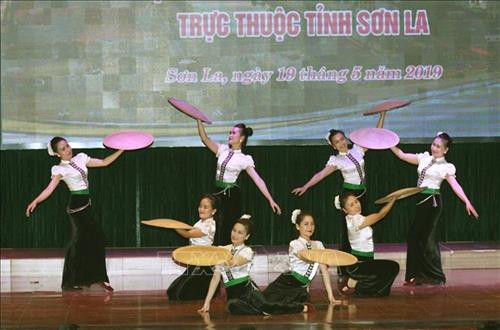 Văn nghệ chào mừng thành phố Sơn La được công nhận là đô thị loại II trực thuộc tỉnh Sơn La. Ảnh: Nguyễn Cường - TTXVN. Văn nghệ chào mừng thành phố Sơn La được công nhận là đô thị loại II trực thuộc tỉnh Sơn La. Ảnh: Nguyễn Cường - TTXVN.