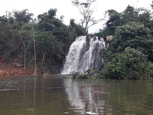 Thác Cột Đá bị biến thành một ao nước lớn hàng nghìn mét vuông. Ảnh: Hưng Thịnh - TTXVN Thác Cột Đá bị biến thành một ao nước lớn hàng nghìn mét vuông. Ảnh: Hưng Thịnh - TTXVN