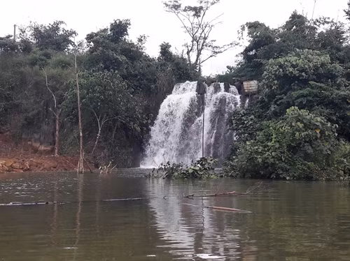 Thác Cột Đá bị biến thành một ao nước lớn hàng nghìn mét vuông. Ảnh: Hưng Thịnh - TTXVN