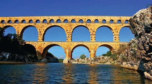 Vẻ đẹp hùng vĩ của cây cầu Pont du Gard. Vẻ đẹp hùng vĩ của cây cầu Pont du Gard.