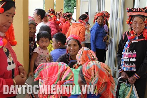 Chủ tịch Công đoàn Viện Sức khỏe Tâm thần - Bệnh viện Bạch Mai Đặng Thanh Tùng trao quà cho đồng bào dân tộc thiểu số nghèo ở xã Thu Lũm (Mường Tè). Ảnh: Hoàng Bách Ngày từ sáng sớm, đồng bào từ khắp các thôn bản đã tập trung tại Trạm y tế xã Thu Lũm, huyện Mường Tè để chờ các y, bác sĩ Viện Sức khỏe Tâm thần - Bệnh viện Bạch Mai khám sức khỏe, phát thuốc miễn phí. Ảnh: Hoàng Bách Đồng bào các dân tộc: Hà Nhì, Dao… ở xã Thu Lũm, huyện Mường Tè đã được các y, bác sĩ Viện Sức khỏe Tâm thần - Bệnh viện Bạch Mai khám sức khỏe tổng quát, tư vấn các kiến thức về tăng cường sức khỏe, phòng chống một số bệnh phổ biến. Ảnh: Hoàng Bách