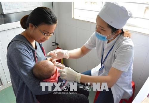 Trẻ em uống vắc xin tại Trạm Y tế phường Tân An, thành phố Buôn Ma Thuột (Đắk Lắk). Ảnh: Tuấn Anh - TTXVN