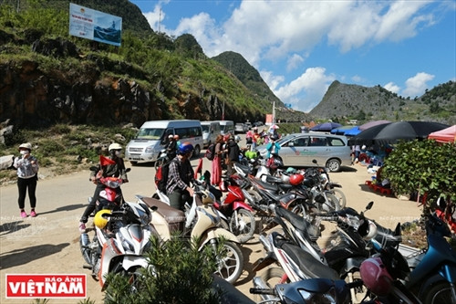 Du khách tới thăm quan đỉnh Mã Pí Lèng. Ảnh: Hoàng Hà