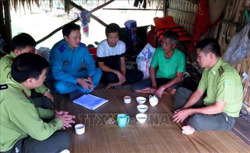 Cán bộ Ban quản lý rừng phòng hộ Lâm Bình phối hợp với lực lượng kiểm lâm tổ chức kiểm tra công tác bảo bảo vệ rừng ở những hộ đã nhận giao khoán. Ảnh: Văn Tý - TTXVN Cán bộ Ban quản lý rừng phòng hộ Lâm Bình phối hợp với lực lượng kiểm lâm tổ chức kiểm tra công tác bảo bảo vệ rừng ở những hộ đã nhận giao khoán. Ảnh: Văn Tý - TTXVN