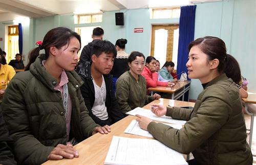 Xuất khẩu lao động đã và đang giúp nhiều thanh niên dân tộc thiểu số tỉnh Lào Cai thoát nghèo, vươn lên làm giàu. Ảnh: Hương Thu Xuất khẩu lao động đã và đang giúp nhiều thanh niên dân tộc thiểu số tỉnh Lào Cai thoát nghèo, vươn lên làm giàu. Ảnh: Hương Thu