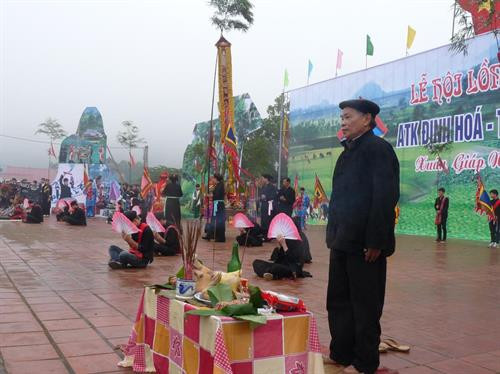 Nghi lễ cầu phúc, cầu mùa theo phong tục cổ truyền được thực hiện tại sân khấu lễ hội.